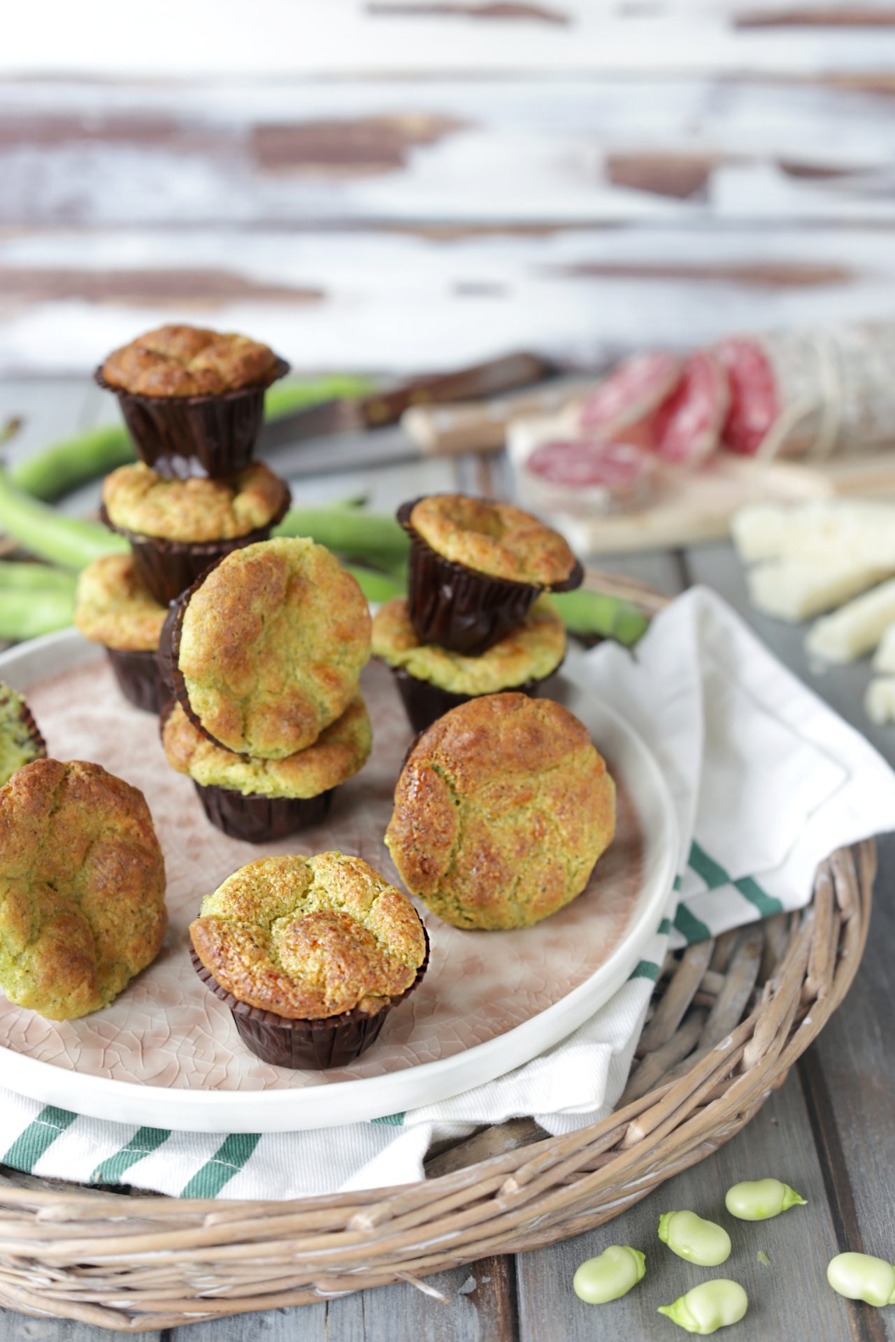 Ecco una ricetta per fare dei soffici e gustosi muffin salati con le fave fresche